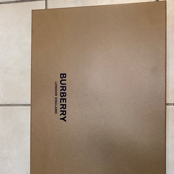 Burberry shoes - Picture 2 of 9